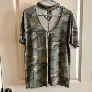 Camo choker tee